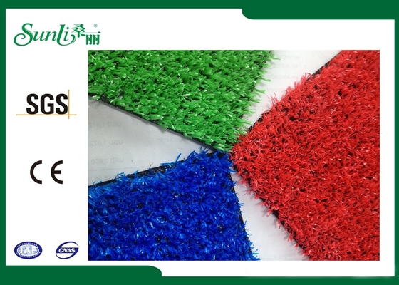 Prestazione eccellente del tappeto erboso artificiale rosso di asilo di verde blu dei pp