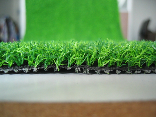 erba artificiale di golf 4000Dtex di 10mm 10mm, prato inglese sintetico verde del tappeto erboso del calibro 5/32 per la casa